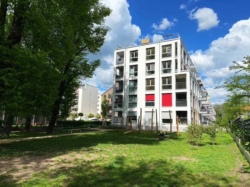 Traumlage an der Spree: Moderne 2 Zimmer-Wohnung mit Balkon, US-Küche & Eichenparkett — photo 1
